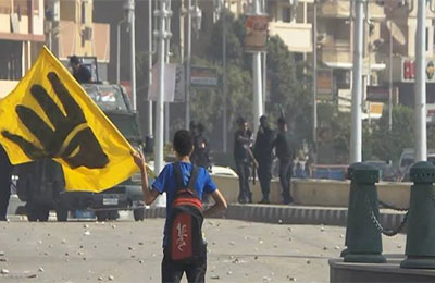 الجارديان: شعار رابعة أكد زيف مزاعم التأييد الشعبي للانقلاب