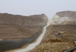 الأمطار تدمر جزءًا كبيرًا من الجدار الصهيوني العازل