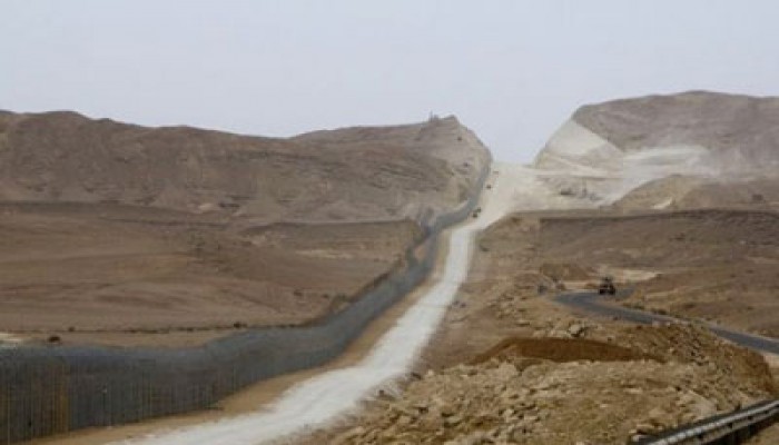 الأمطار تدمر جزءًا كبيرًا من الجدار الصهيوني العازل