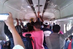 فيديو.. تظاهرة داخل قطار "قنا- نجع حمادي" رفضًا لحكم العسكر