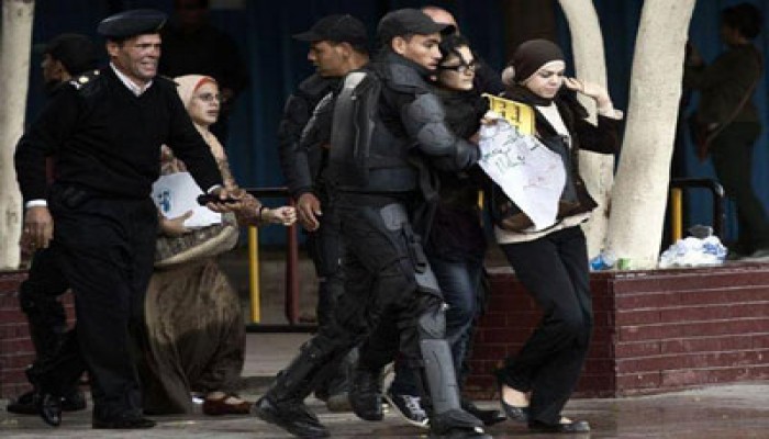 اﻷسوشيتد برس: قمع الانقلابيين يقرب بين اﻹسلاميين والعلمانيين