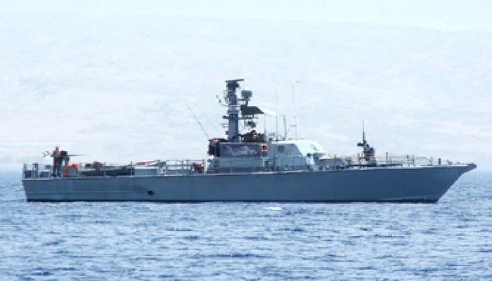 زورق صواريخ أمريكي يكشف أكذوبة الخلافات بين واشنطن والانقلاب