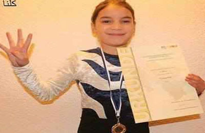 بطلة مصر للجمباز ترفع علامة رابعة بعد تسلمها الذهبية