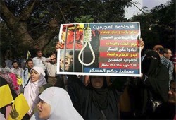 نيويورك تايمز: العسكر فشلوا في إضفاء الشرعية على المحاكمة الهزلية