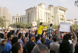 الآلاف أمام الدستورية العليا تنديدًا بمحاكمة الرئيس الهزلية