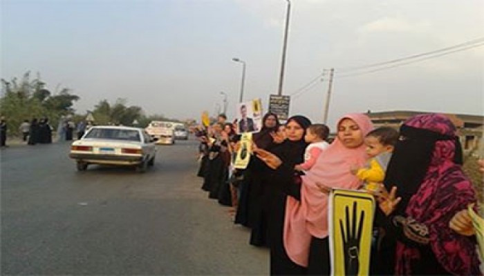 بالصور والفيديو.. سلسلة بشرية لأهالي قرية الرئيس رفضًا للمحاكمة الهزلية