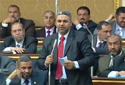 د. أحمد دياب يتعرَّض لأزمة صدرية مرتين.. وإدارة السجن تتباطأ