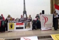 بث مباشر.. مصريون أمام "برج إيفل" بفرنسا ضد استباحة الدماء المصرية