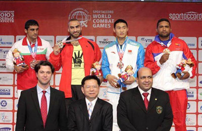 لاعب كونغ فو مصري يرفع شارة "رابعة" أثناء تتويجه بالذهبية