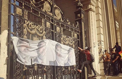 ثوار الشرعية يعلقون صورة الرئيس المنتخب على قصر القبة