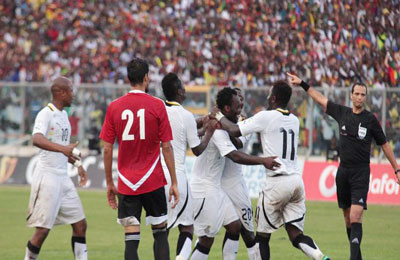 فضيحة.. قادة الانقلاب يسعون لرشوة المنتخب الغاني لهزيمته في مباراة الإياب