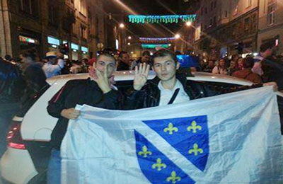 بوسنيون يرفعون "شارات رابعة" احتفالاً بصعود فريقهم لكأس العالم