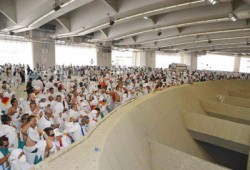 حجاج بيت الله الحرام يواصلون رمي الجمرات