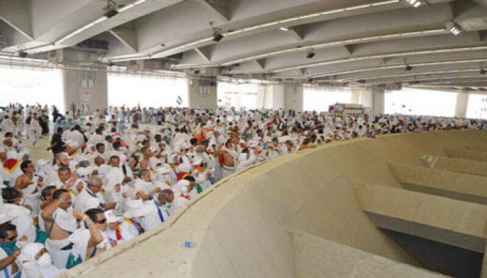 حجاج بيت الله الحرام يواصلون رمي الجمرات