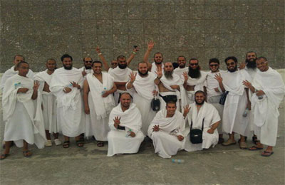 حجاج الكويت يرفعون شارة رابعة أثناء أداء الشعائر وفاء للشهداء