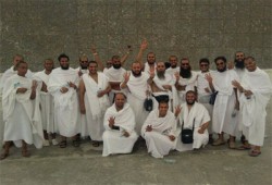 حجاج الكويت يرفعون شارة رابعة أثناء أداء الشعائر وفاء للشهداء