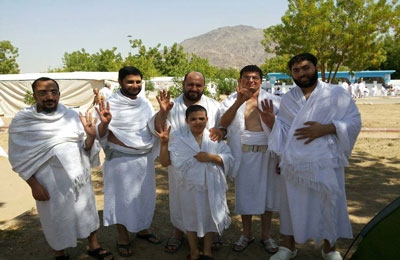 بالصور.. الحجاج يرفعون شارات "رابعة" الصمود على جبل عرفات