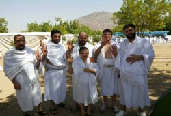 بالصور.. الحجاج يرفعون شارات "رابعة" الصمود على جبل عرفات