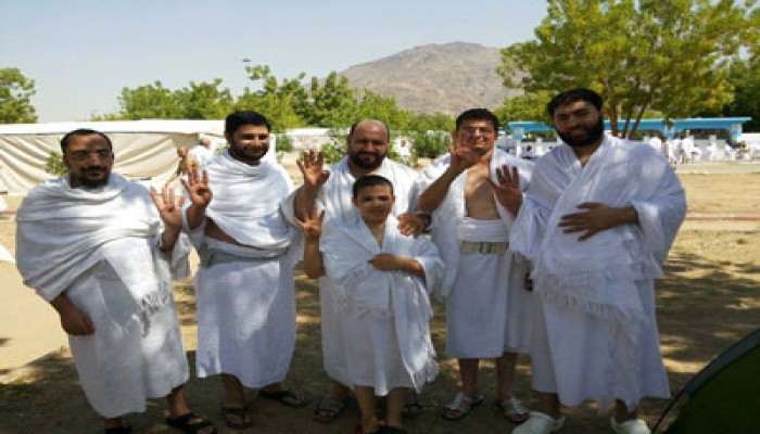 بالصور.. الحجاج يرفعون شارات "رابعة" الصمود على جبل عرفات