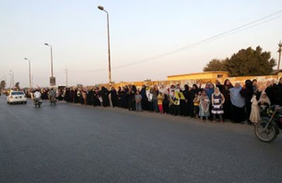 قرية الرئيس تواصل رفضها للانقلاب بسلاسل بشرية