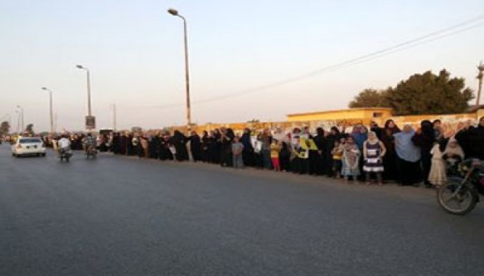 قرية الرئيس تواصل رفضها للانقلاب بسلاسل بشرية