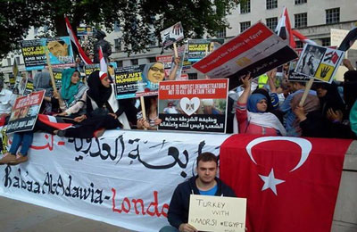 حملة التعريف بشهداء "رابعة العدوية" تحظى بتفاعل كبير في بريطانيا