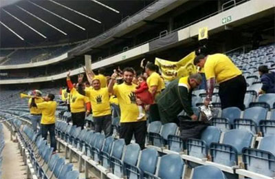 مشجعو النادي الأهلي يرفعون شعار رابعة في مباراتهم مع أورلاند