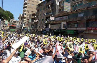 سلسلة بشرية ومسيرة حاشدة لقرية الرئيس مرسي تأييدًا للشرعية