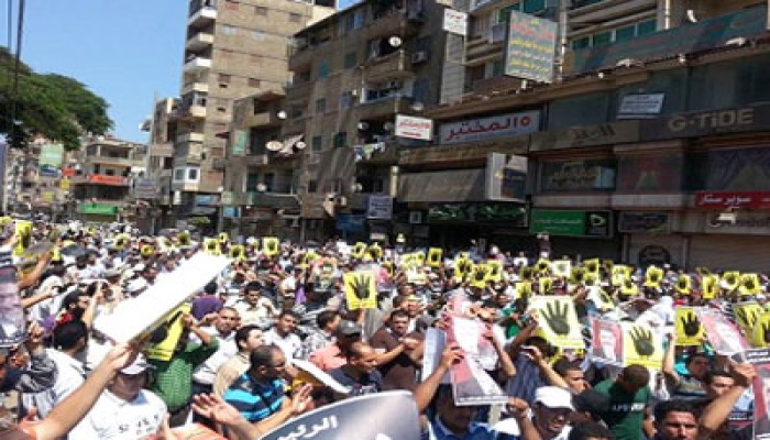 سلسلة بشرية ومسيرة حاشدة لقرية الرئيس مرسي تأييدًا للشرعية