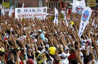 تظاهرات حاشدة في أنقرة تلوح بإشارة "رابعة" تضامنًا مع الشعب المصري