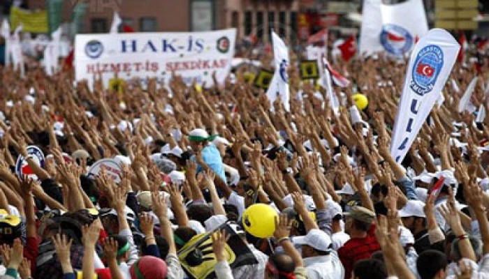 تظاهرات حاشدة في أنقرة تلوح بإشارة "رابعة" تضامنًا مع الشعب المصري