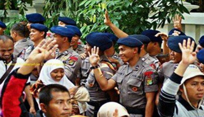 الشرطة والشعب الإندونيسي في مسيرة تأييدًا للشرعية بمصر