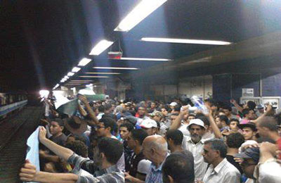 ركاب بمحطة مترو الشهداء يطالبون بعودة محمد مرسي رئيسًا