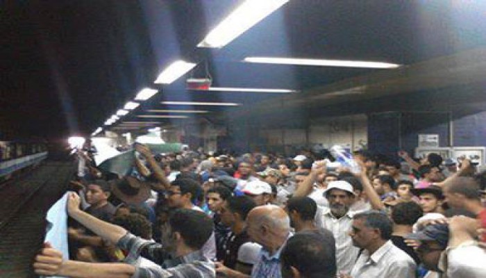 ركاب بمحطة مترو الشهداء يطالبون بعودة محمد مرسي رئيسًا