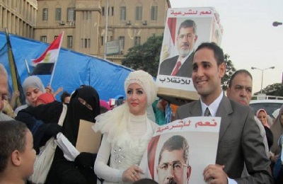 في أول أيام العيد.. عروسان يحتفلان بزواجهما بميدان النهضة