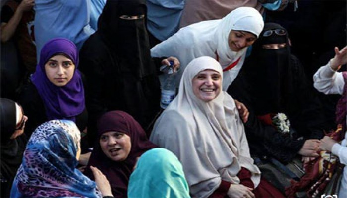 زوجة الرئيس تصافح المتظاهرين وتؤكد أن النصر قريب