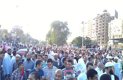 صور الرئيس مرسي تزين ساحات العيد بسوهاج ومسيرات حاشدة تطوف المحافظة