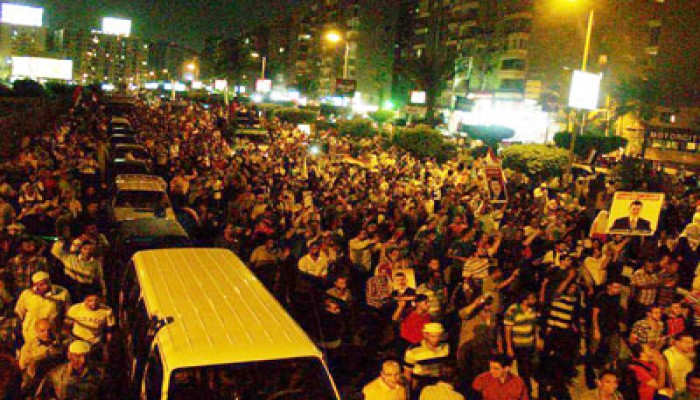 عشرات الآلاف أمام المخابرات الحربية: "زنجة زنجة دار دار.. مرسي رئيس كل الثوار"