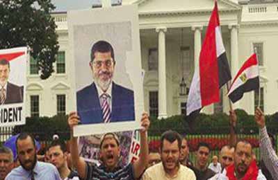 نشطاء يتظاهرون أمام البيت الأبيض رفضًا للانقلاب وتنديدًا بمجازره