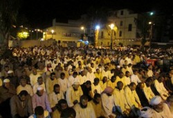 معتصمو أسوان يؤدون "التراويح" ويؤكدون صمودهم حتى عودة الرئيس مرسي