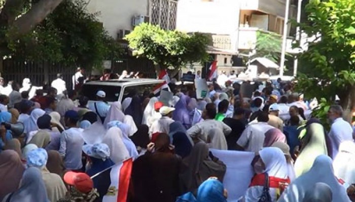 بالصور.. مؤيدو "مرسي" أمام قنصليتي أمريكا والسعودية للتنديد بموقفهما من الانقلاب العسكري