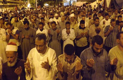 قنا.. معتصمو دعم الشرعية يؤدون "التراويح" ويؤكدون الصمود حتى عودة الرئيس