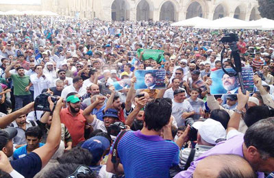 فلسطينيون يتظاهرون في باحات المسجد الأقصى لرفض الانقلاب