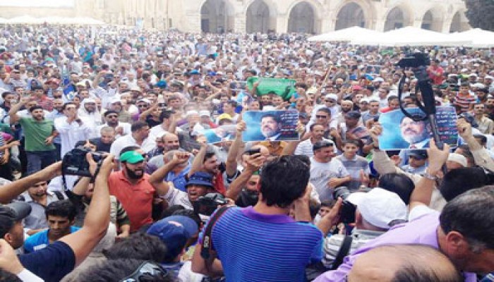 فلسطينيون يتظاهرون في باحات المسجد الأقصى لرفض الانقلاب