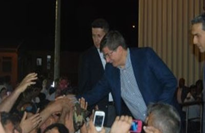 وزير الخارجية التركي يفطر مع اللاجئين السوريين