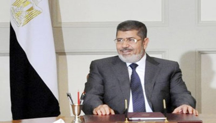 ثوار الشرعية يرتدون أقنعة لوجه الرئيس مرسي