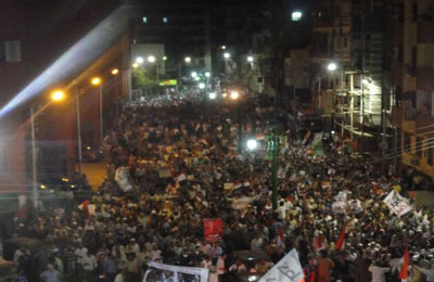 عشرات الآلاف بأسيوط يواصلون اعتصامهم حتى عودة الرئيس مرسي