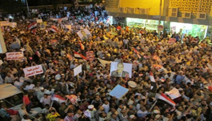 عشرات الآلاف بأسوان يعتصمون بميدان "الشهداء" حتى عودة الرئيس مرسي