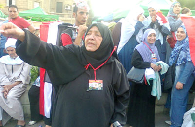 عجوز تصرخ بميدان النهضة: "يقتلوني ولا يعزلوا مرسي"