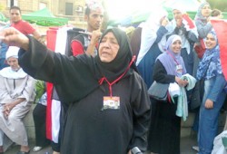 عجوز تصرخ بميدان النهضة: "يقتلوني ولا يعزلوا مرسي"